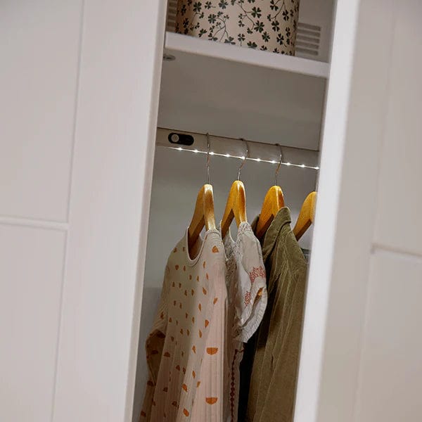 Kleiderstange für Kleiderschrank mit LED